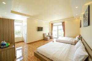 Postel nebo postele na pokoji v ubytování Nhật Nguyên Hotel