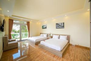 Postel nebo postele na pokoji v ubytování Nhật Nguyên Hotel