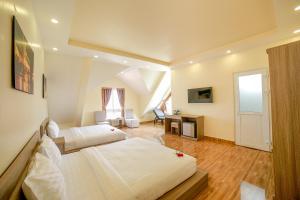 Postel nebo postele na pokoji v ubytování Nhật Nguyên Hotel