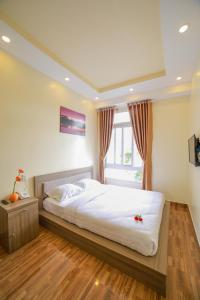 Postel nebo postele na pokoji v ubytování Nhật Nguyên Hotel