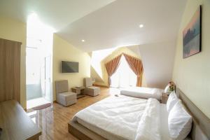 Postel nebo postele na pokoji v ubytování Nhật Nguyên Hotel
