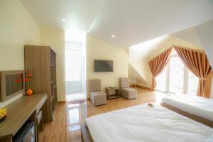 Postel nebo postele na pokoji v ubytování Nhật Nguyên Hotel