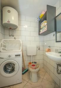 ein kleines Bad mit WC und Waschbecken in der Unterkunft Apartman Ana in Lovran