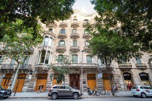 Luxury Penthouses 1 في برشلونة: مبنى كبير فيه سيارات تقف امامه