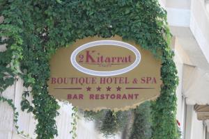 ein Schild für ein Boutique-Hotel und ein Spa-Bar-Restaurant in der Unterkunft 2 KITARRAT Boutique Hotel & SPA in Durrës