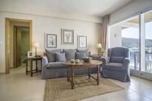 a living room with a couch and two chairs and a table at Villas Guzman - Apartamento Bellissimo in Moraira
