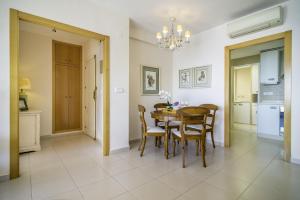 a kitchen and dining room with a table and chairs at Villas Guzman - Apartamento Bellissimo in Moraira