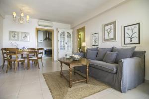 a living room with a couch and a table at Villas Guzman - Apartamento Bellissimo in Moraira