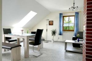 salon ze stołem i krzesłami oraz oknem w obiekcie Angeln am Regen - Angelhof Posl w mieście Nittenau