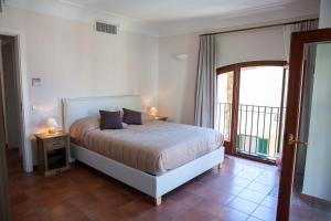 a bedroom with a large bed and a window at Casa Tresinus in Santa Maria di Castellabate