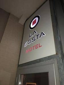 un cartello per un motel per la siesta sul lato di un edificio di La Sosta Motel Tavola Calda a Matera