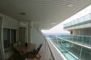 un balcón con mesa y sillas en un crucero en ¡¡NAUTILUS HIGH QUALITY!!, en Carboneras