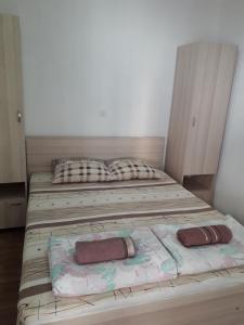 twee bedden in een slaapkamer met twee handdoeken erop bij Ristevski Apartment in Bitola