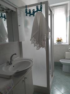 a bathroom with a sink and a mirror at A Casa di Elisabetta in Santa Maria degli Angeli