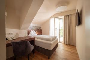 En eller flere senge i et værelse på Hotel-Restaurant Allmer