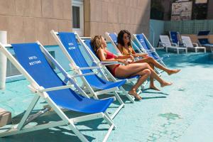 Bazén v ubytování Hotel Nettuno nebo v jeho okolí