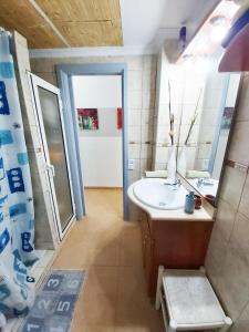 ラスパルマス・デ・グランカナリアにあるCasa del Sol 1のバスルーム(洗面台、鏡付)
