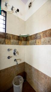 baño con ducha con cubo en Nandu Hospitality Apartments Services - Aashiyana, en Bangalore