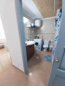 ラスパルマス・デ・グランカナリアにあるCasa del Sol 1の小さなバスルーム(洗面台、トイレ付)