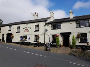 ein weißes Gebäude an der Straßenseite in der Unterkunft Black Dog Inn in Bolton