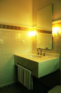 a bathroom with a sink and a mirror and towels at Planalto Hotel in Canoinhas