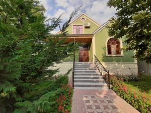 een huis met een trap naar de voordeur bij Green Villa Nizami in Gabala