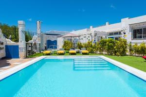 a large swimming pool in the backyard of a building at Los MOXAICOS, TENERIFE in Costa Del Silencio