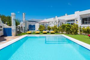 uma grande piscina no quintal de um edifício em Los MOXAICOS, TENERIFE em Costa Del Silencio