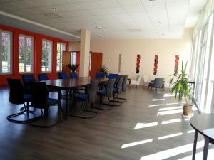 een vergaderzaal met een lange tafel en stoelen bij Résidence La Providence ZENAO Lisieux in Lisieux