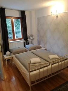 1 dormitorio con 1 cama grande en una habitación en Castle Hotel, en Regensburg
