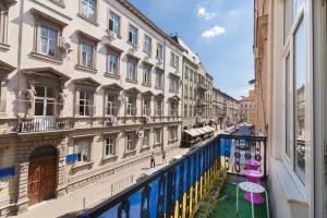 - un balcon donnant sur une rue avec des bâtiments dans l'établissement BV Apartments Black&White, à Lviv