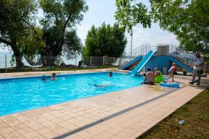 Eine Gruppe von Menschen spielt in einem Schwimmbecken in der Unterkunft Pelso Camping in Alsóörs