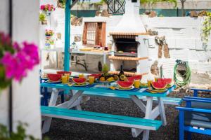 una mesa de picnic azul con frutas y bebidas. en Los MOXAICOS, TENERIFE, en Costa del Silencio