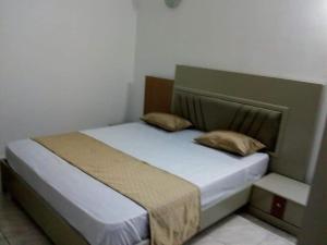a bed in a small room with at Villa de luxe avec piscine privée sans vis à vis à Djerba in Aghīr