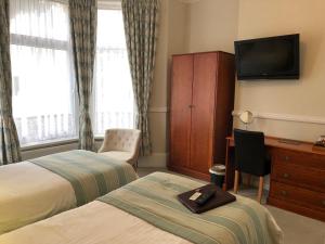 Katil atau katil-katil dalam bilik di Edgcumbe Guest House