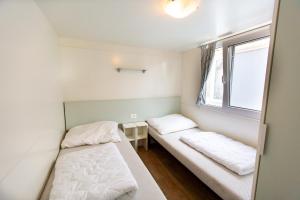 Posteľ alebo postele v izbe v ubytovaní Pelso Camping + 37 fotografií