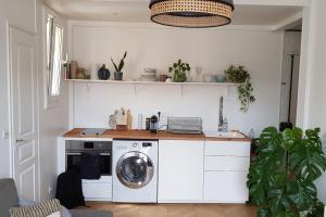 a kitchen with a washer and a washing machine at Sunny and quiet apartment in Paris