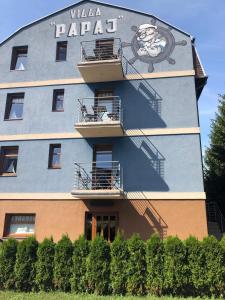 un bâtiment avec une fresque sur son côté dans l'établissement Villa Papaj, à Międzyzdroje