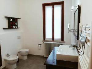 GualtieriにあるB&B Il Ponticelloの洗面台とトイレを備えた白いバスルーム +26枚の写真
