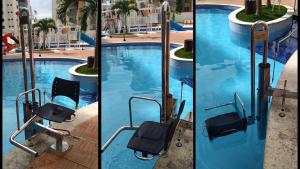 una piscina en un hotel con sillas al lado en Riviera Park Maria Bonita, en Caldas Novas