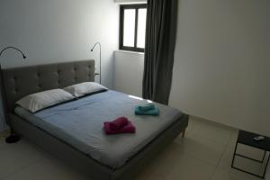 Un dormitorio con una cama con dos toallas encima. en Calypso Court, en Mellieħa