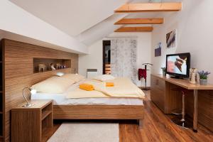 Un pat sau paturi într-o cameră la Apartmany Hrabovo