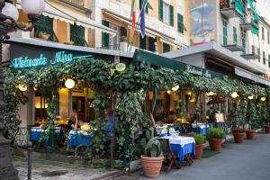 restauracja ze stołami i krzesłami przed budynkiem w obiekcie Ristorante Hotel Mira w mieście Sestri Levante