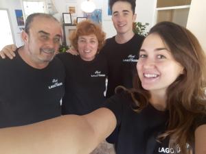 een groep mensen in zwarte shirts die poseren voor een foto bij Hotel Lagomaggio in Rimini