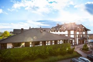 una casa grande con muchas ventanas en Hotel Skarbek, en Lubin