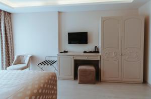 A television and/or entertainment centre at Istanroom by Keo