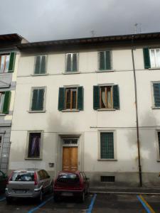 フィレンツェにあるイル ガット コン グリ スティヴァリの車が目の前に停まった白い建物