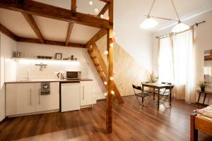 uma cozinha e sala de estar com mesa e cadeiras em Wow Wow Apartment em Praga