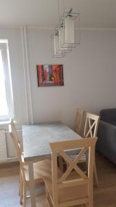 uma mesa de jantar e cadeiras numa sala de estar em Vacation in druskininkai em Druskininkai