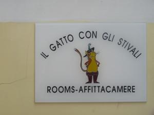 un cartel en la pared de una habitación en Il Gatto Con Gli Stivali, en Florencia